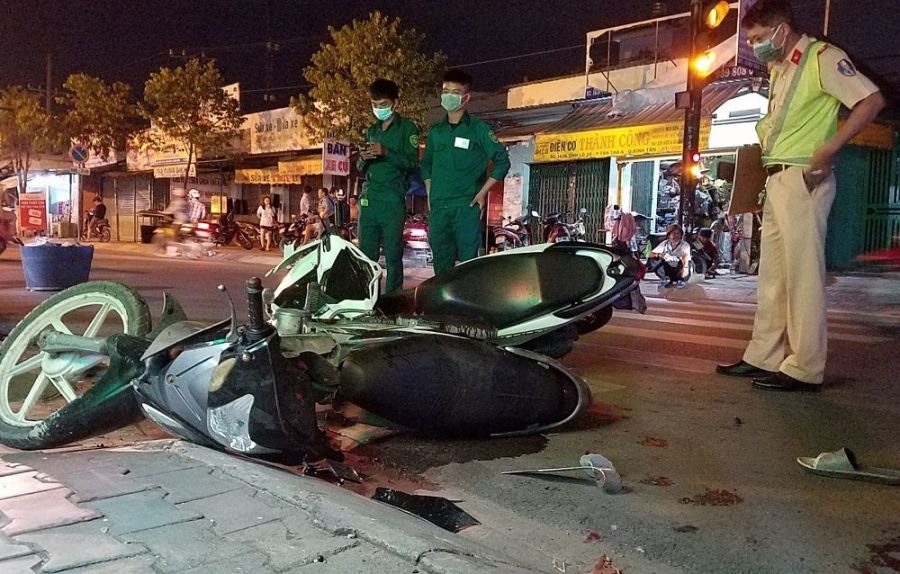 Bé trai gào khóc giữa phố Sài Gòn, ôm thi thể cha bị tai nạn xe máy