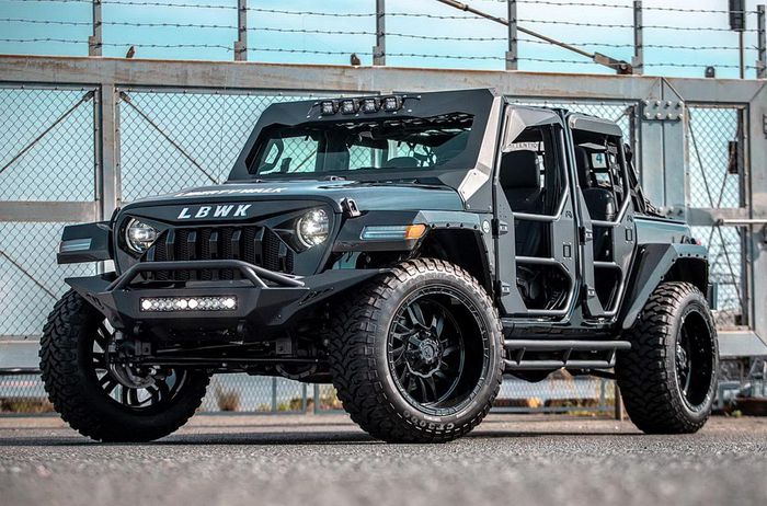 Jeep Wrangler độ thân rộng của Liberty Walk