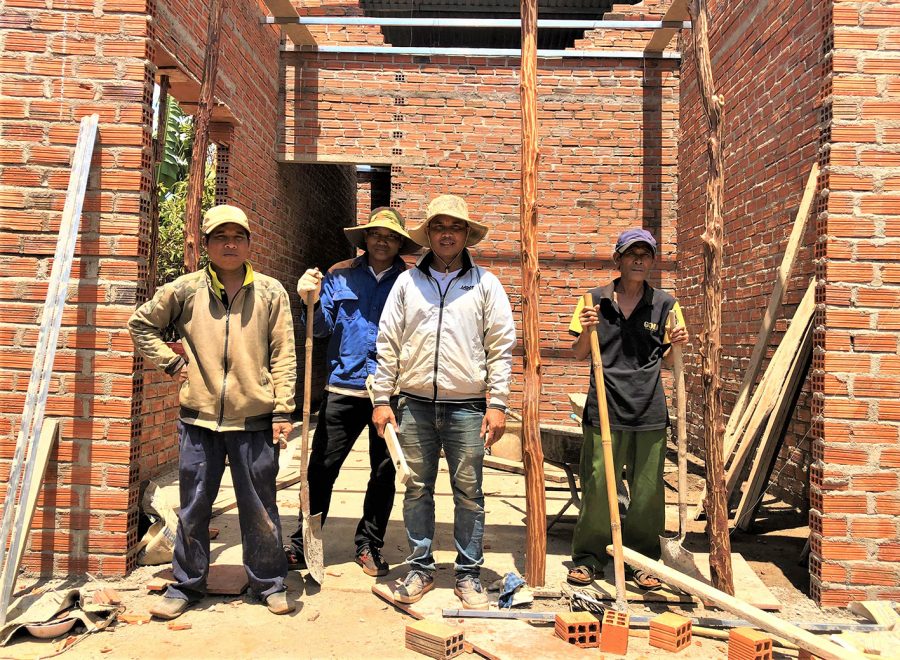 Nhóm thợ của anh Hnum xây nhà cho người dân xã Ia Băng (huyện Đak Đoa). Ảnh: Hà Tây