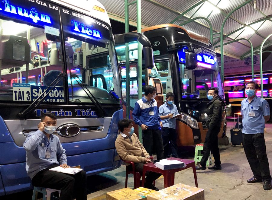 Nhân viên nhà xe Thuận Tiến Gia Lai thực hiện nghiêm quy định phòng-chống dịch Covid-19 trong quá trình tiếp đón hành khách. Ảnh: Lê Hòa