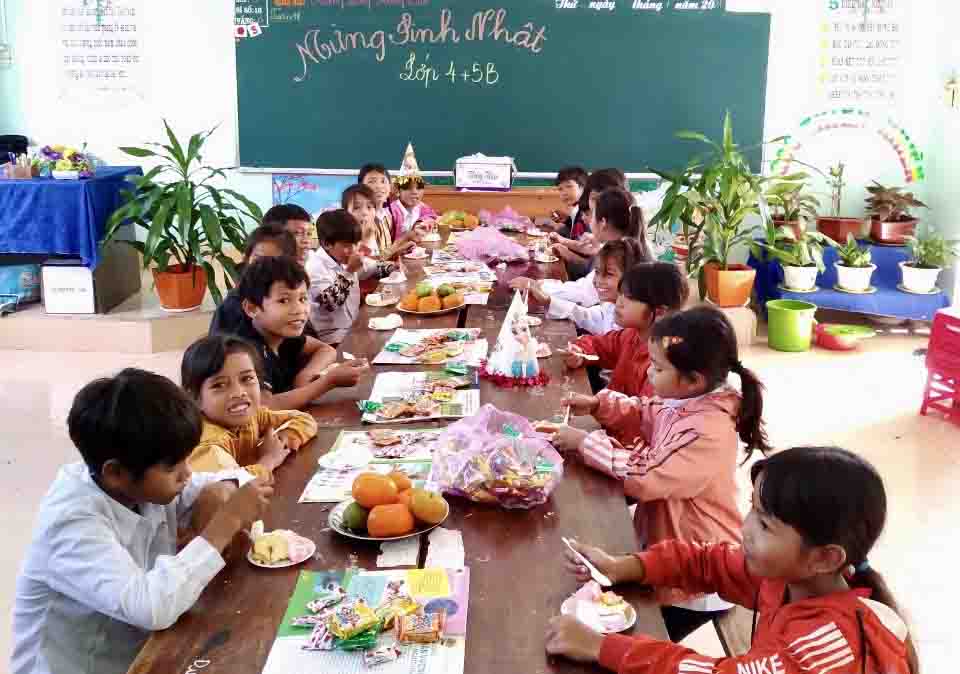 Niềm vui của các em học sinh lớp 5 ghép Trường Tiểu học và THCS Lê Lợi (xã Đak Tơ Pang, huyện Kông Chro) khi được cô giáo tổ chức sinh nhật. Ảnh: Phương Duyên