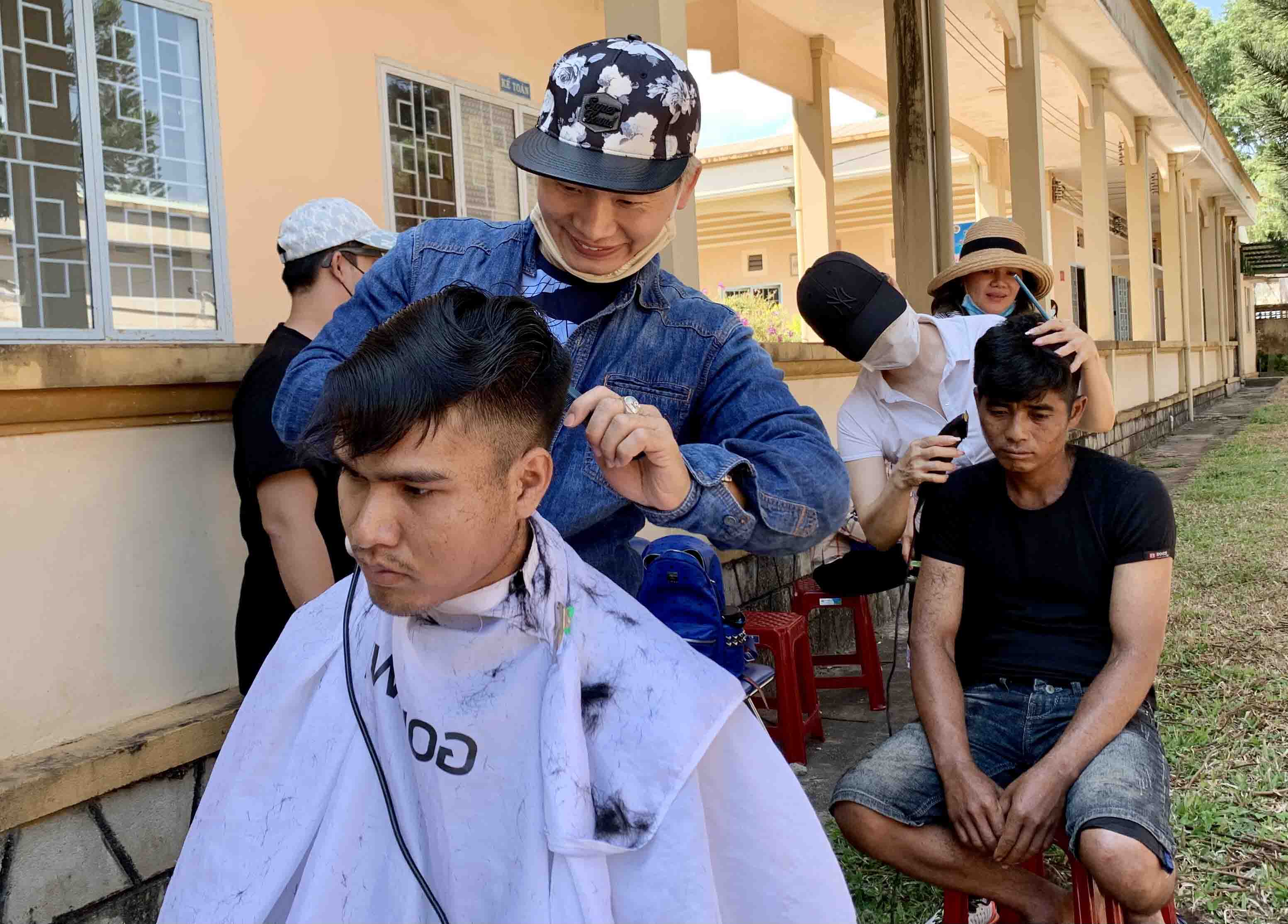 Chương trình còn tổ chức cắt tóc miễn phí cho bệnh nhân và ngưới nhà bệnh nhân. Ảnh: Như Nguyện