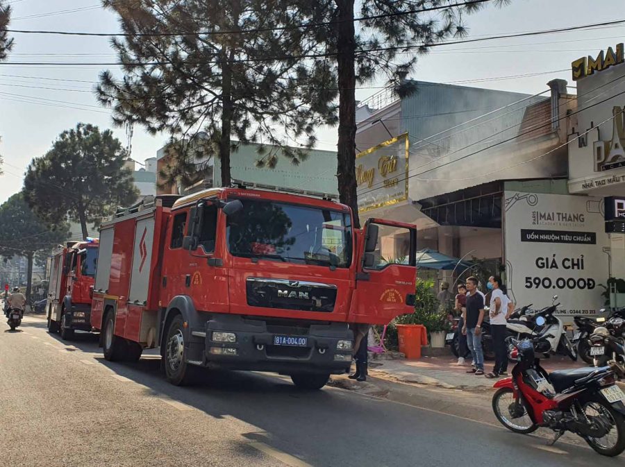 Lực lượng Cảnh sát Phòng cháy chữa cháy và Cứu nạn cứu hộ (Công an tỉnh) đã kịp thời dập tắt đám cháy xảy ra tại đường Wừu (TP. Pleiku) vào ngày 15-3. Ảnh: Văn Ngọc