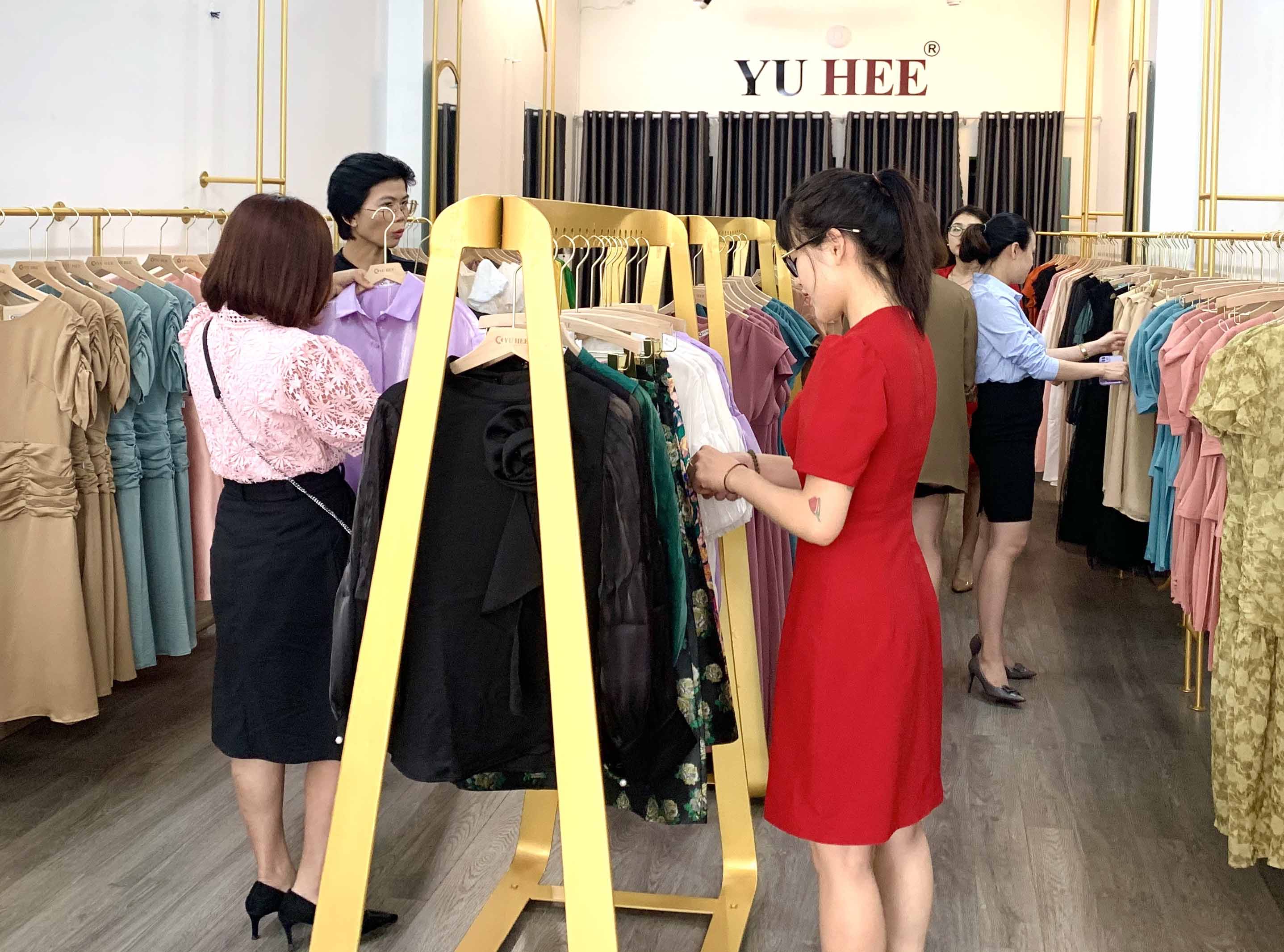 Nhã nhặn, trung tính trong màu sắc, đơn giản về kiểu dáng tạo nên sự tinh tế, sang trọng cho các sản phẩm cảu Yu Hee. Ảnh: Hà Duy