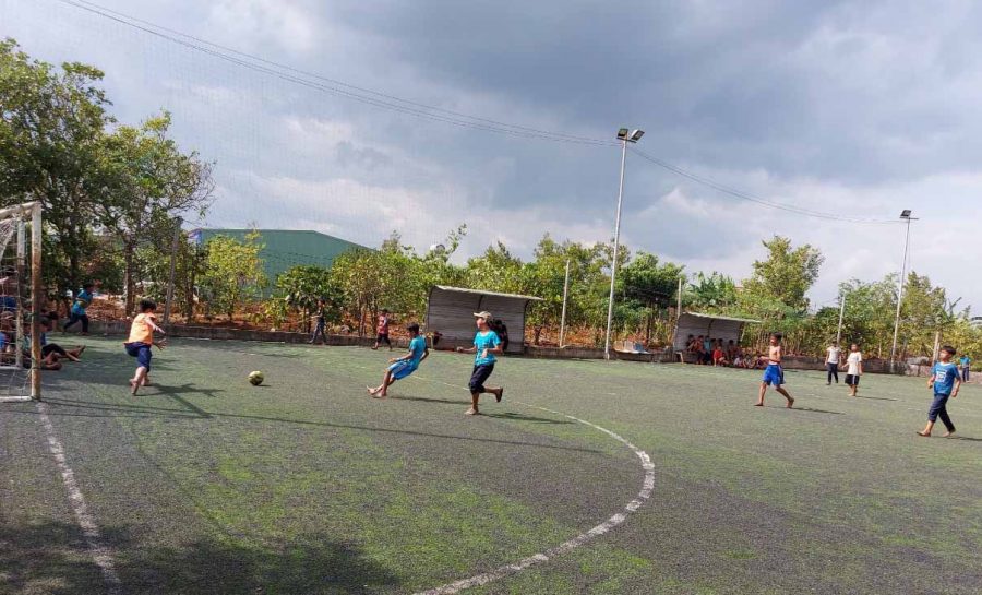 Trẻ em làng Blang 1 (xã Ia Dêr, huyện Ia Grai) đá bóng tại sân bóng của làng. Ảnh: Thiên Di