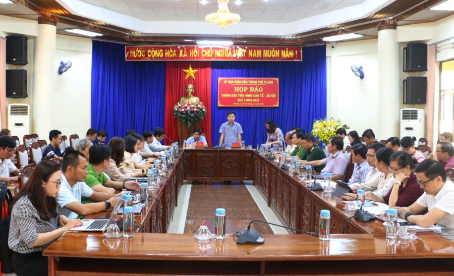 Quang cảnh buổi họp báo. Ảnh: Quang Tấn