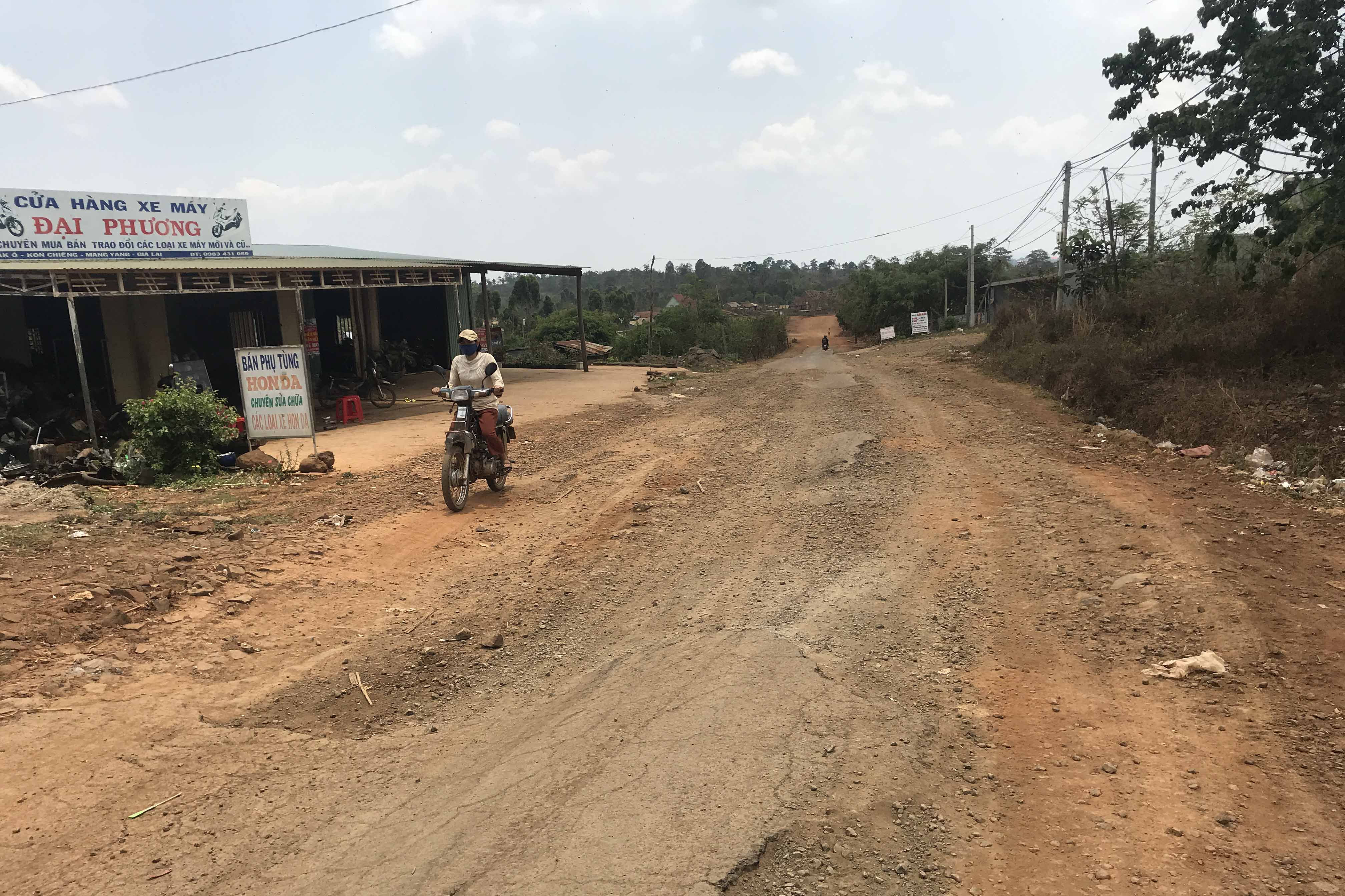 Đoạn đường gần ngã ba làng Đak Ó (xã Kon Chiêng, huyện Mang Yang) bị hư hỏng nặng. Ảnh: Nguyễn Hồng