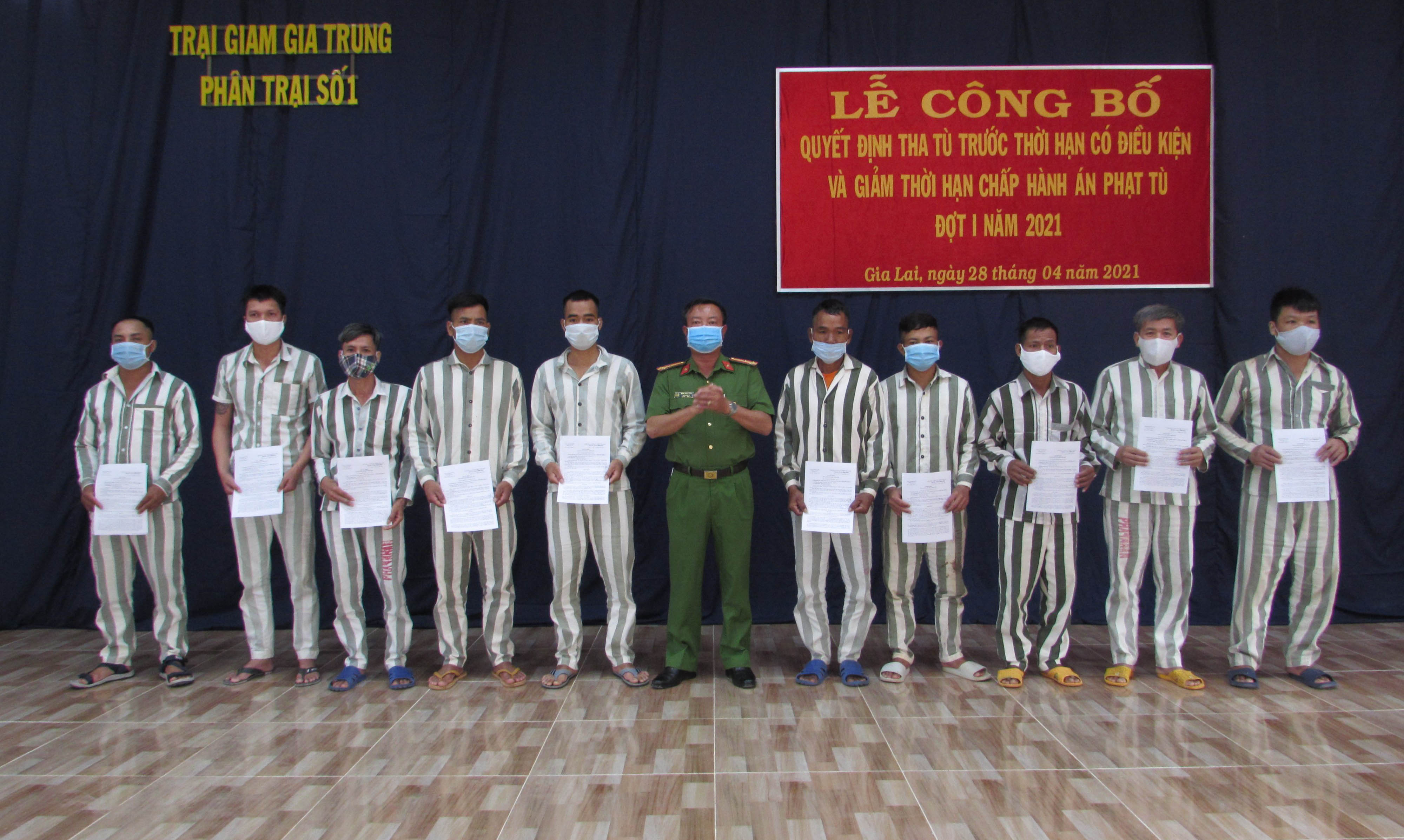  Ban giám thị Trại giam Gia Trung trao quyết định tha tù trước thời hạn có điều kiện cho các phạm nhân. Ảnh: Hà Phương