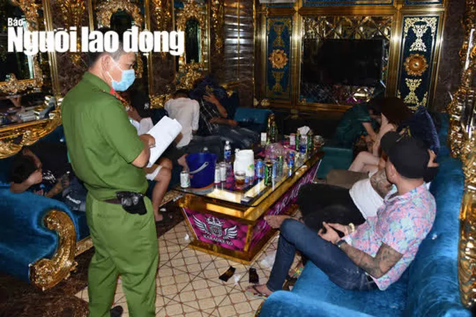 CLIP: Sau vụ nổ súng kinh hoàng, karaoke XO ở Tiền Giang lại có “biến” - Ảnh 4.