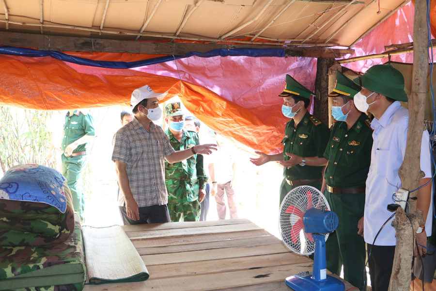 Chủ tịch UBND tỉnh Võ Ngọc Thành kiểm tra điều kiện ăn ở của cán bộ, chiến sĩ đang làm nhiệm vụ tại chốt Dốc Đỏ. Ảnh: Quang Tấn 2