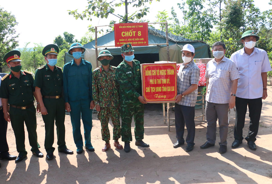 Chủ tịch UBND tỉnh Võ Ngọc Thành tặng quà cán bộ, chiến sĩ làm nhiệm vụ tại chốt Dốc Đỏ. Ảnh: Quang Tấn