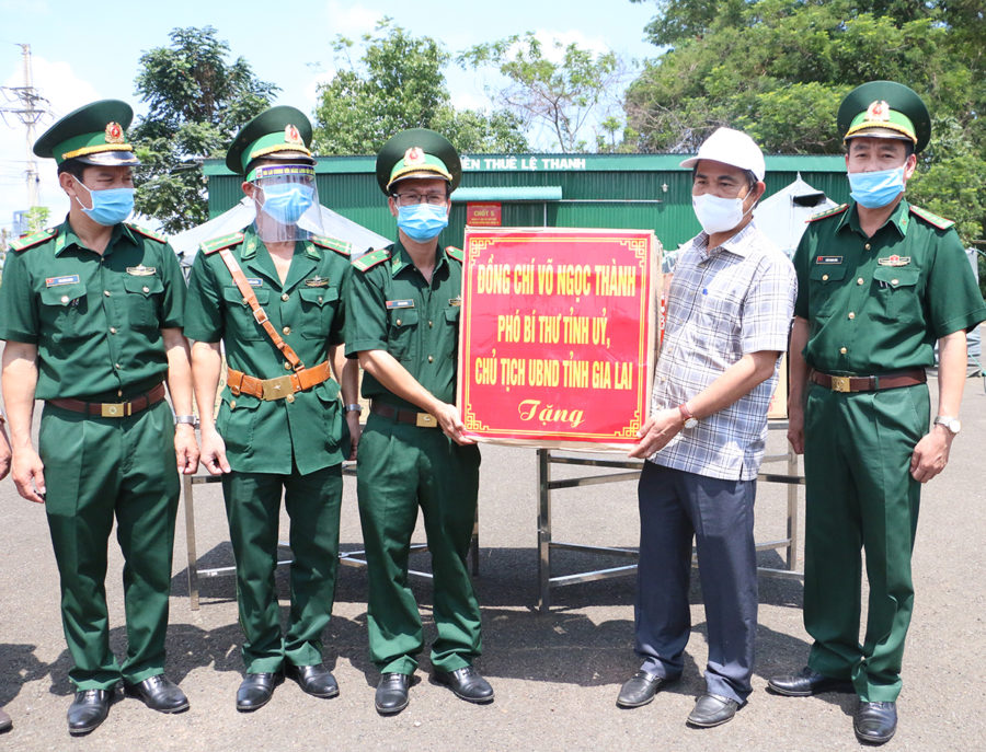 Chủ tịch UBND tỉnh tặng quà động viên các cán bộ, chiến sĩ đang làm nhiệm vụ tại chốt khu vực Cửa khẩu Quốc tế Lệ Thanh. Ảnh: Quang Tấn