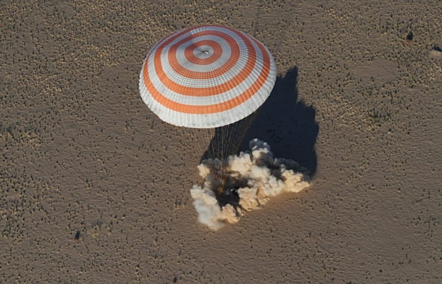 Soyuz MS-08 của Nga chở phi hành đoàn 55/56 của Trạm Vũ trụ Quốc tế hạ cánh xuống một khu vực hẻo lánh ở phía đông nam thị trấn Zhezkazgan, Kazakhstan. Ảnh: Roscosmos/Sputnik
