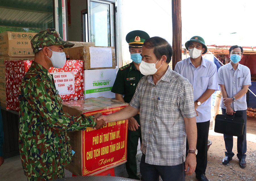 Chủ tịch UBND tỉnh Võ Ngọc Thành thăm, động viên cán bộ, chiến sĩ đang làm nhiệm vụ tại chốt Ia Pô. Ảnh: Quang Tấn 1