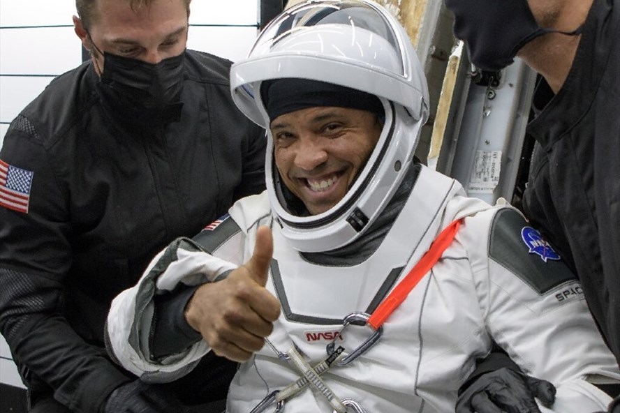 Phi hành gia Victor Glover trở về Trái đất hôm 2.5.2021. Ảnh: SpaceX