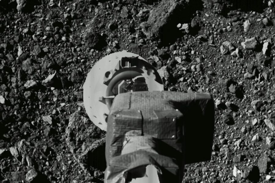 Tàu vũ trụ Osiris-Rex thu thập mẫu đá trên tiểu hành tinh Bennu. Ảnh: NASA