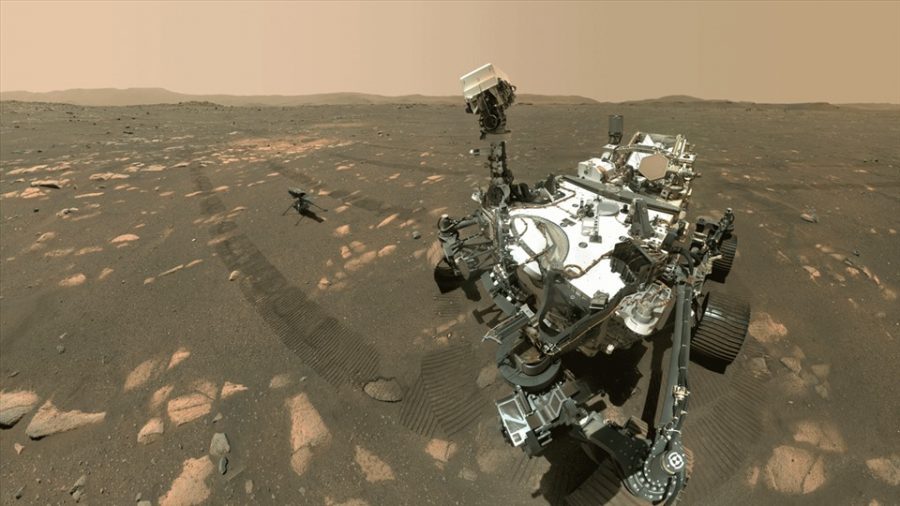 Tàu thăm dò sao Hỏa Perseverance của NASA chụp ảnh selfie với trực thăng Ingenuity hôm 6.4. Ảnh: NASA.