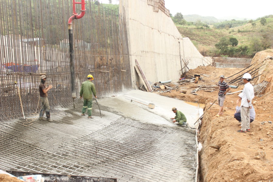 Thi công tràn xả lũ Dự án hồ chứa nước Plei Thơ Ga (xã Chư Don, huyện Chư Pưh). Ảnh: Kim Linh