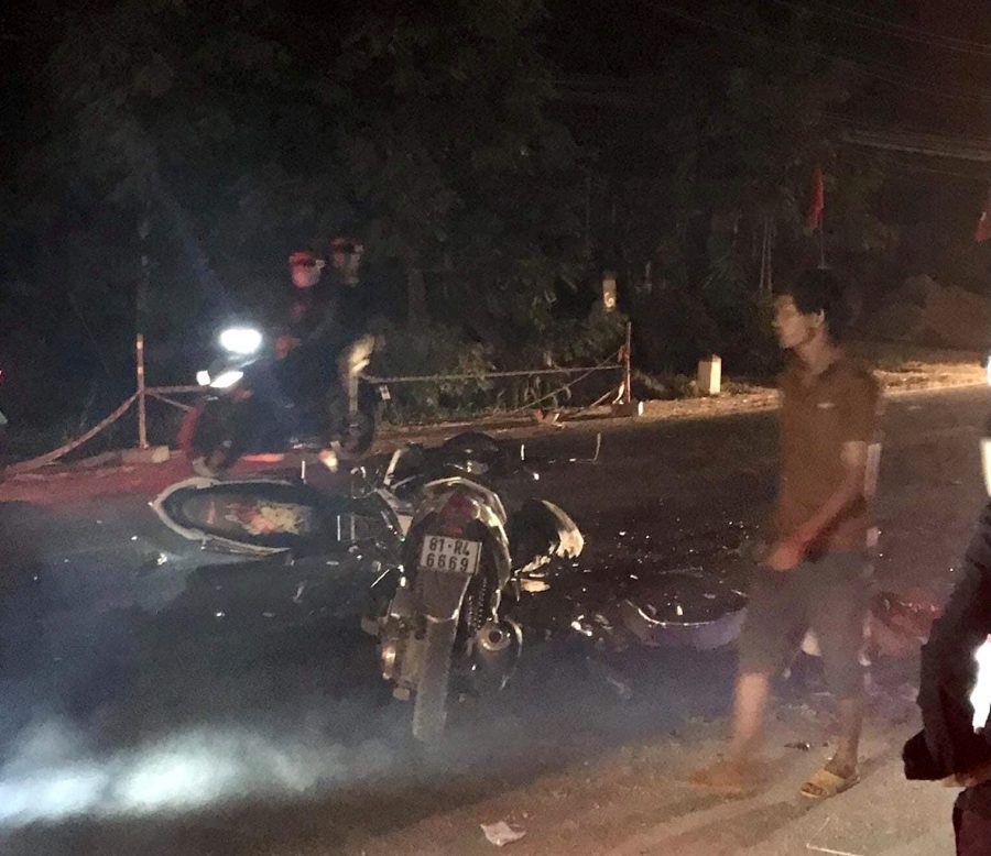  Hiện trường vụ tai nạn giao thông xảy ra lúc 21 giờ 30 phút ngày 1-5 trên quốc lộ 25 đoạn qua thị trấn Phú Thiện làm chết 2 người, bị thương 2 người. Ảnh Công an huyện Phú Thiện