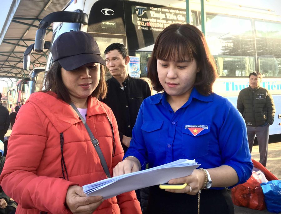 Đoàn viên Chi đoàn Sở Giao thông-Vận tải tình nguyện hỗ trợ hành khách làm thủ tục tại Bến xe Đức Long Gia Lai. Ảnh Lê Hòa