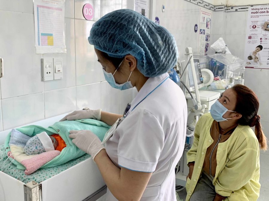 Chăm sóc trẻ sinh non tại Khoa Sơ sinh (Bệnh viện Nhi tỉnh). Ảnh: Như Nguyện