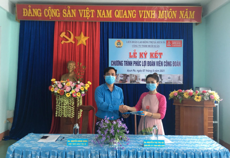  Lãnh đạo LIên đoàn Lao động thị xã Ayun Pa và Công ty TNHH Mười Xuân (bìa phải) ký kết thoả thuận hợp tác chương trình phúc lợi cho đoàn viên và người lao động trên địa bàn thị xã. Ảnh: Vũ Chi
