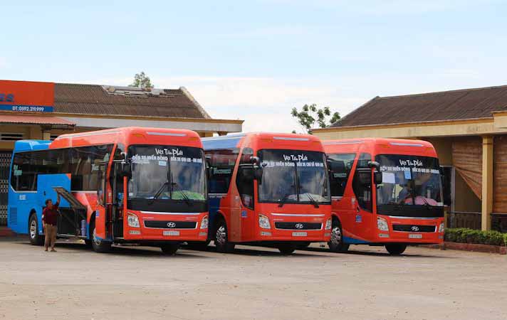 Các đơn vị kinh doanh vận tải hành khách phải khử khuẩn các bề mặt phương tiện vận tải hành khách trước và ngay sau khi kết thúc chuyến đi. Ảnh: Mộc Trà.
