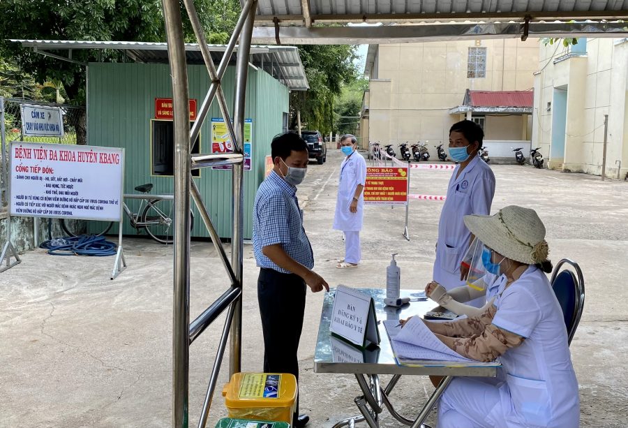 Đoàn kiểm tra tại Trung tâm Y tế huyện Kbang chiều 12-5. Ảnh: Như Nguyện