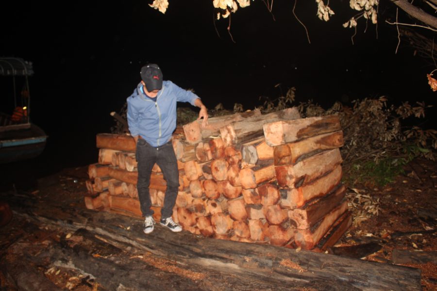 Một khối lượng gỗ xẻ cất giấu trái phép trên các đảo tại khu vực lòng hồ Thủy điện Sê San 4. Ảnh:  Hoành Sơn