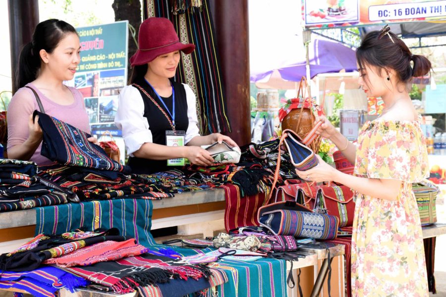 Du khách tìm hiểu về các mặt hàng thổ cẩm. Ảnh: Trần Dung