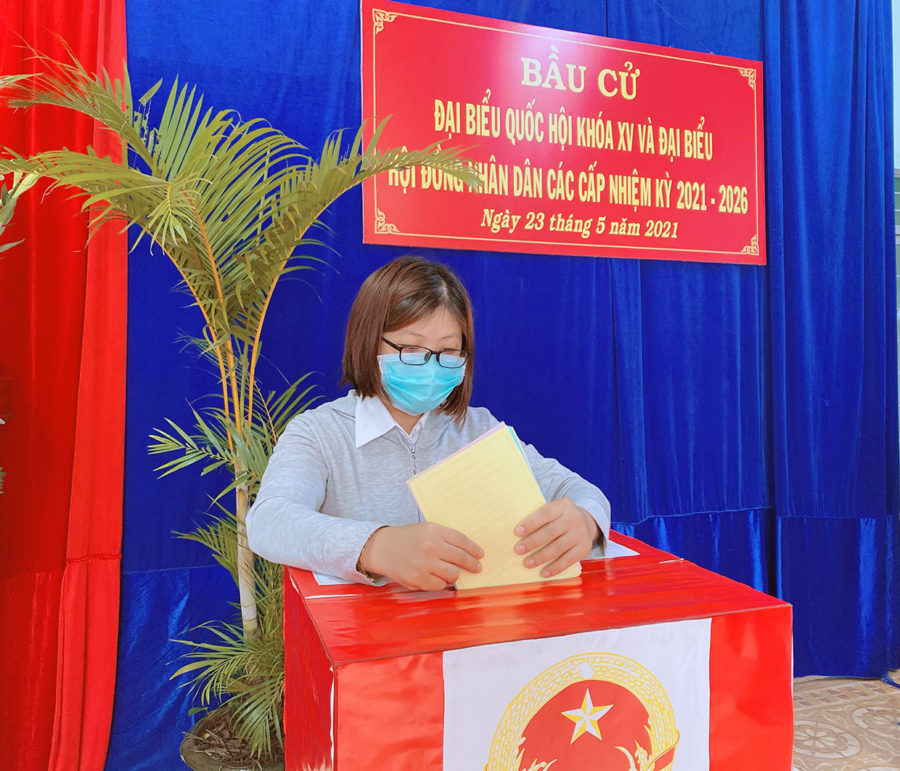 layCử tri tham gia bỏ phiếu tại khu vực bỏ phiếu số 1 (phường Diên Hồng, TP Pleiku)-Ảnh Hồng Thi