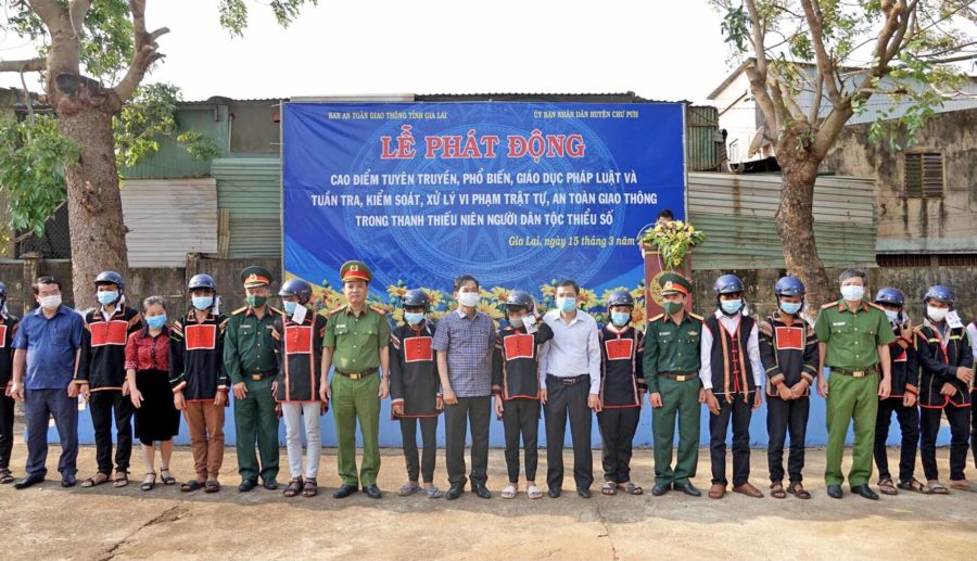 Đại diện Ban An toàn giao thông tỉnh tặng mũ bảo hiểm cho thanh niên huyện Chư Pưh. Ảnh: Lê Hòa