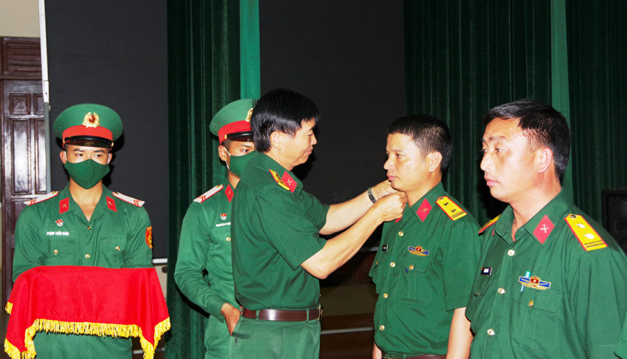  11Đại tá Triệu Trường Giang, Chính ủy Sư đoàn 320 gắn quân hàm Trung tá cho sĩ quan. Ảnh: Vĩnh Hoàng