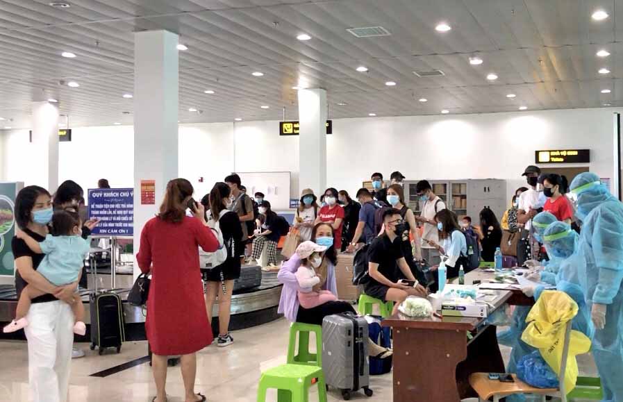 Tổng cộng, CDC Gia Lai đã lấy 24 mẫu gộp cho 116 trường hợp hành khách bay từ TP. Hồ Chí Minh về Cảng Hàng không Pleiku sáng nay. Ảnh Lê Hòa