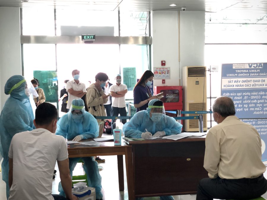 Khu vực khai báo y tế và rà soát sàng lọc hành khách có di chuyển đến các điểm đã ghi nhận có dịch Covid-19 tại TP. Hồ Chí Minh. Ảnh Lê Hòa  (1)