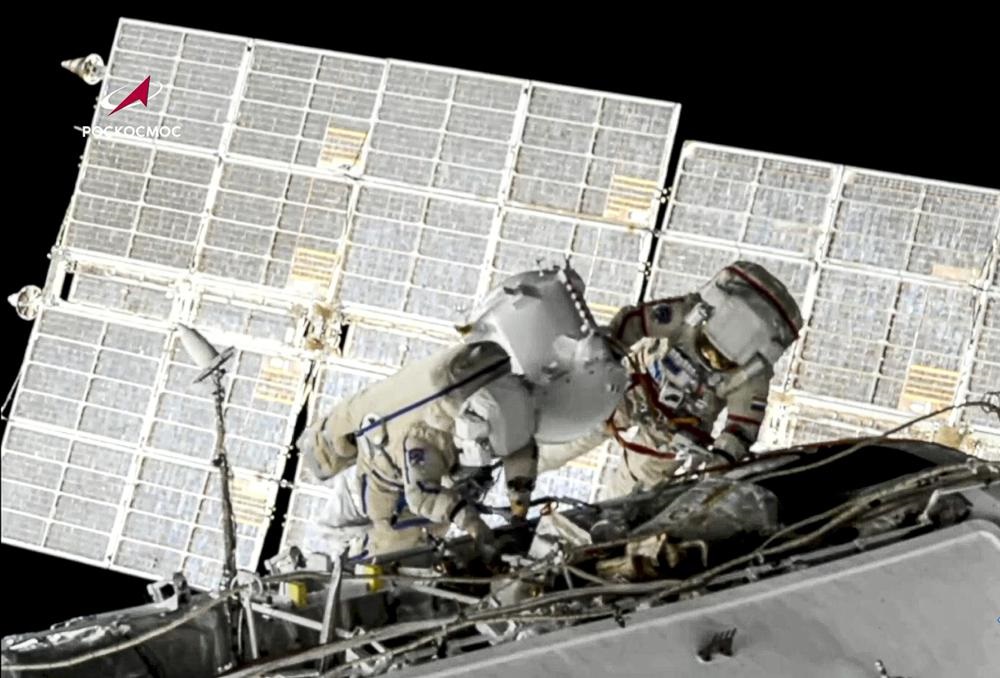 Hai nhà du hành vũ trụ người Nga đi bộ ngoài không gian hơn bảy tiếng để chuẩn bị cho việc tháo dỡ khoang Pirs và lắp đặt module mới. Ảnh cắt từ video của Roscosmos.
