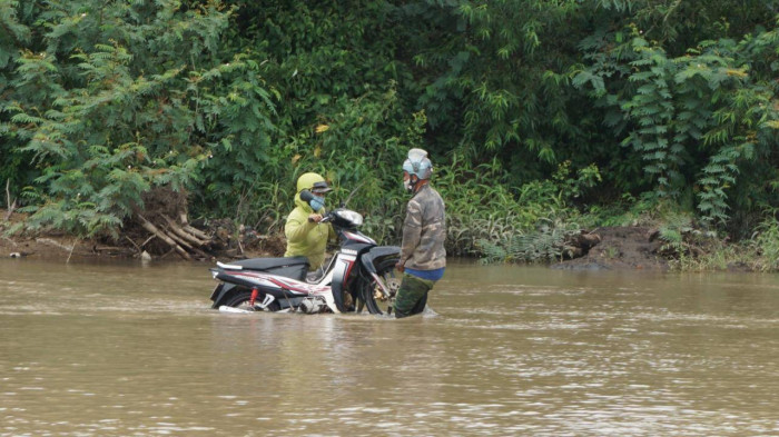 Gia Lai: Bất chấp hiểm nguy rình rập, người dân 30 năm lội sông đi làm 2