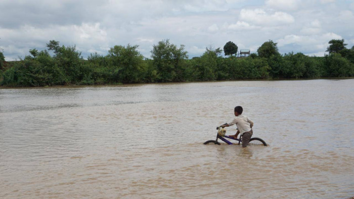Gia Lai: Bất chấp hiểm nguy rình rập, người dân 30 năm lội sông đi làm 5