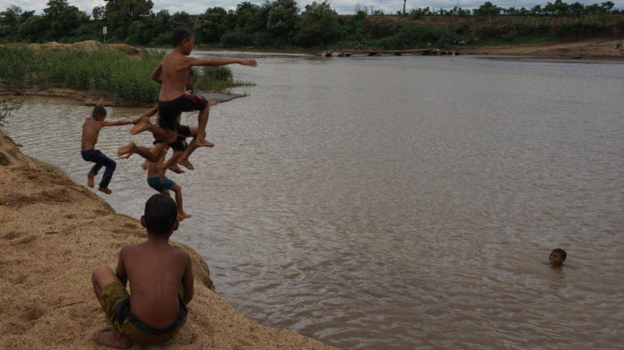 Gia Lai: Bất chấp hiểm nguy rình rập, người dân 30 năm lội sông đi làm 4