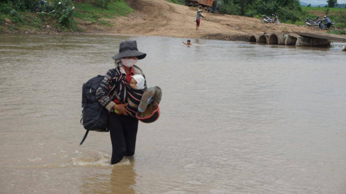 Gia Lai: Bất chấp hiểm nguy rình rập, người dân 30 năm lội sông đi làm 3