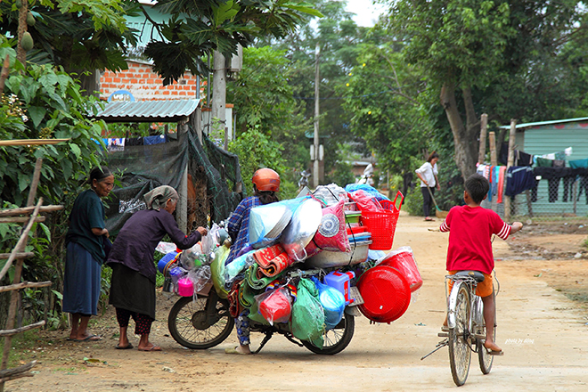 Nhiều người chạy chợ vùng biên để mang hàng hóa tới các buôn làng. 4
