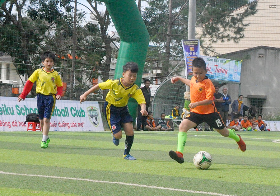  Học sinh Trường Tiểu học Nguyễn Văn Trỗi (áo cam) thi đấu bóng đá (ảnh chụp tháng 4-2021). Ảnh: Thiên Di