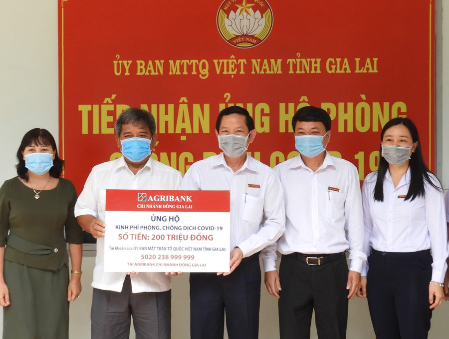   Chủ tịch Ủy ban MTTQ Việt Nam tỉnh Hồ Văn Điềm (thứ 2 từ trái sang) tiếp nhận nguồn ủng hộ của Agribank Chi nhánh Đông Gia Lai phòng, chống dịch Covid-19. Ảnh: Thanh Nhật