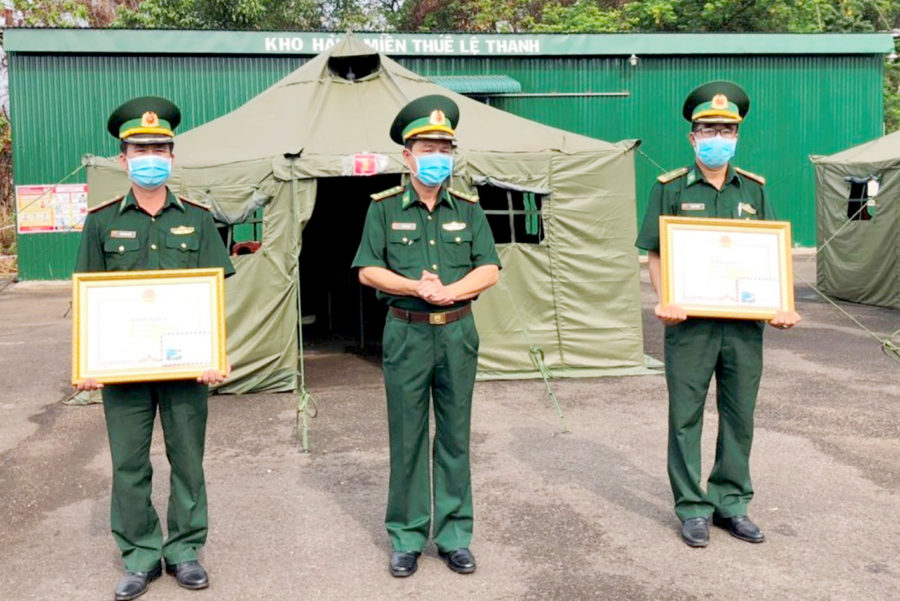 Thiếu tá Vũ Đức Doanh (bên phải) nhận bằng khen của Chủ tịch UBND tỉnh vì có thành tích trong công tác phòng-chống dịch. Ảnh: Anh Huy