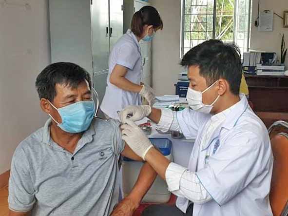 Trung tâm Y tế huyện Ia Grai triển khai tiêm vắc xin phòng Covid-19 cho đội ngũ giáo viên trên địa bàn huyện. Ảnh: Hà Phương