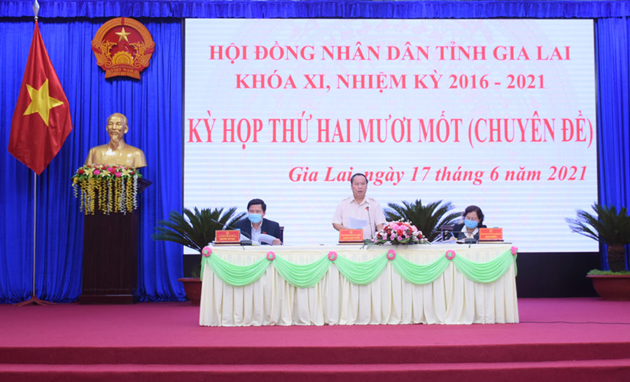  Chủ tịch HĐND tỉnh Châu Ngọc Tuấn gợi ý nội dung để các đại biểu tham gia thảo luận tại kỳ họp. Ảnh: Minh Nguyễn