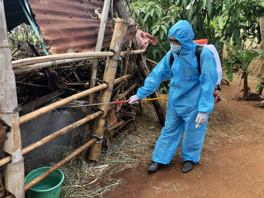 Lực lượng chức năng huyện Đak Đoa phun hóa chất tiêu độc, khử trùng khu vực chăn nuôi để hạn chế véc tơ gây bệnh VDNC. Ảnh: Lê Nam
