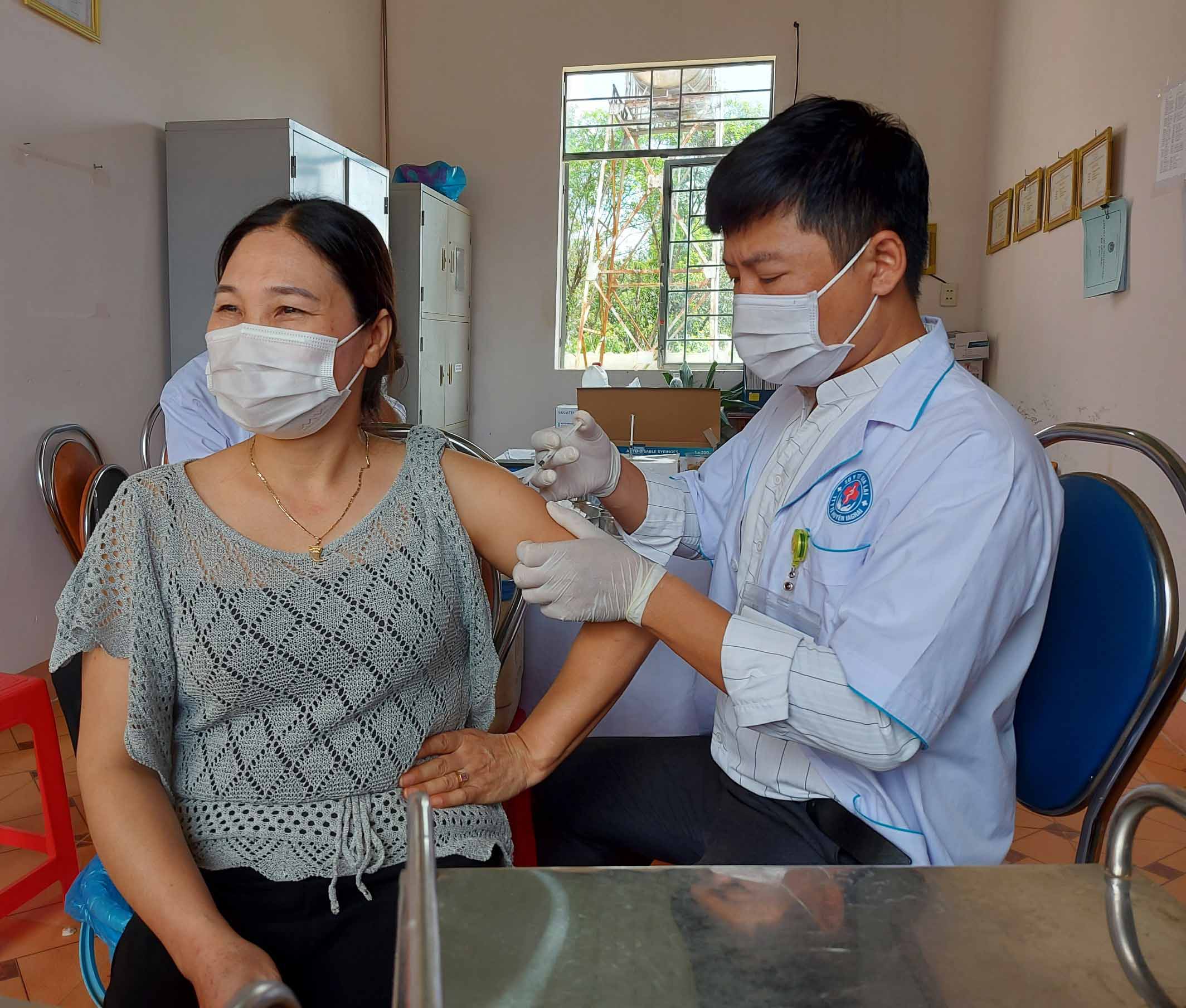 Trung tâm Y tế huyện Ia Grai tổ chức tiêm vắc xin phòng Covid-19 cho giáo viên toàn huyện. Ảnh: Thiên Di