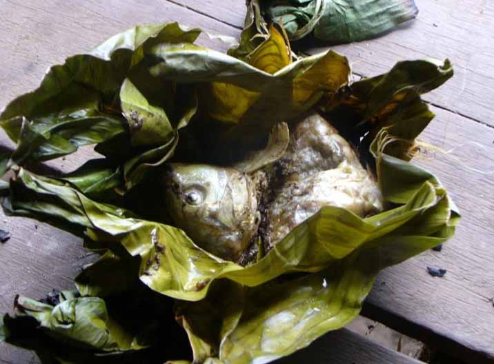 Món cá gói lá đặc sắc của người Jrai. Ảnh: Thanh Lan