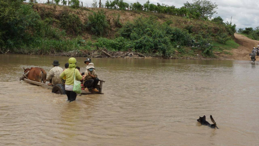Gia Lai: Bất chấp hiểm nguy rình rập, người dân 30 năm lội sông đi làm 12